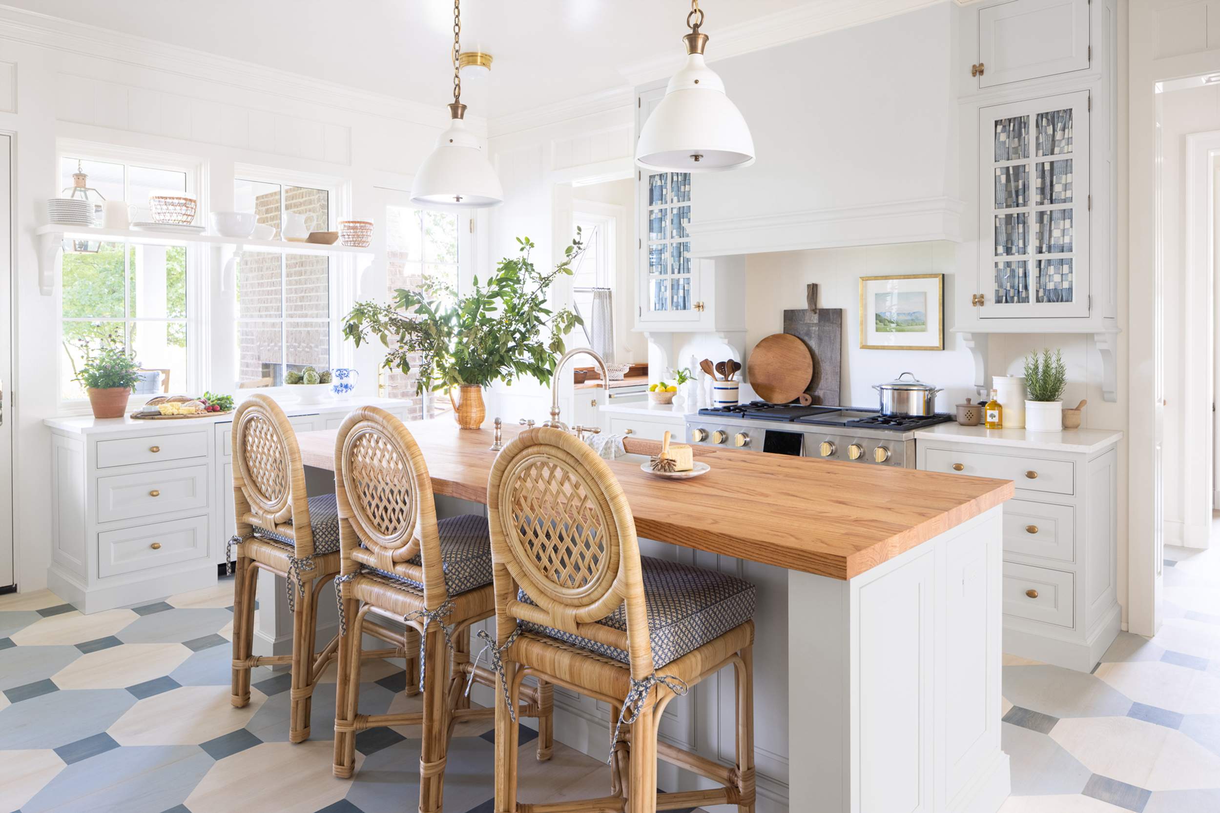 Traditional white kitchen design